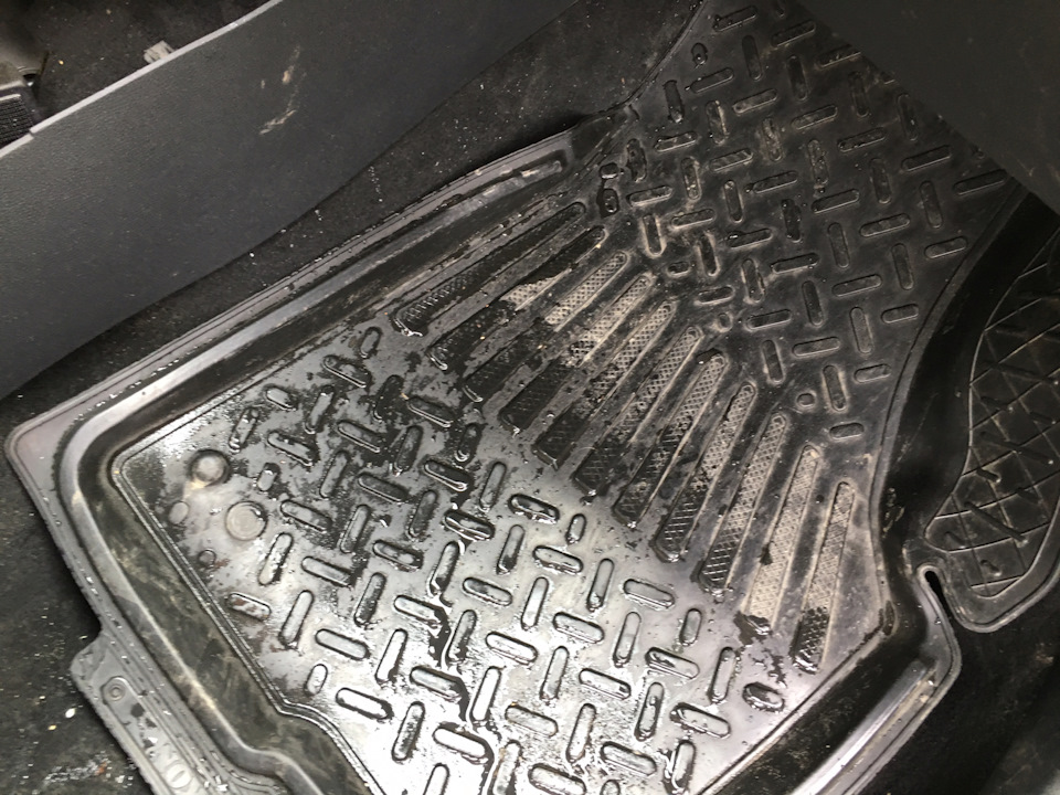 Течёт вода из салонного фильтра, при включении омывателя заднего ...