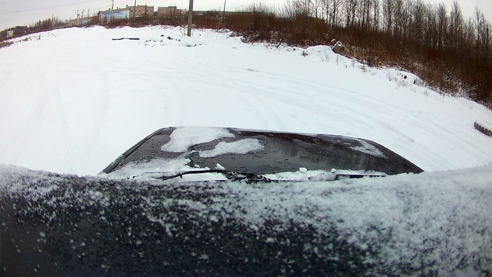 Камера на краю крыши. Стоит несимметрично (на середине был снеголёд — отчищать не хотелось), отчего вид ещё хуже. — Lada 21083