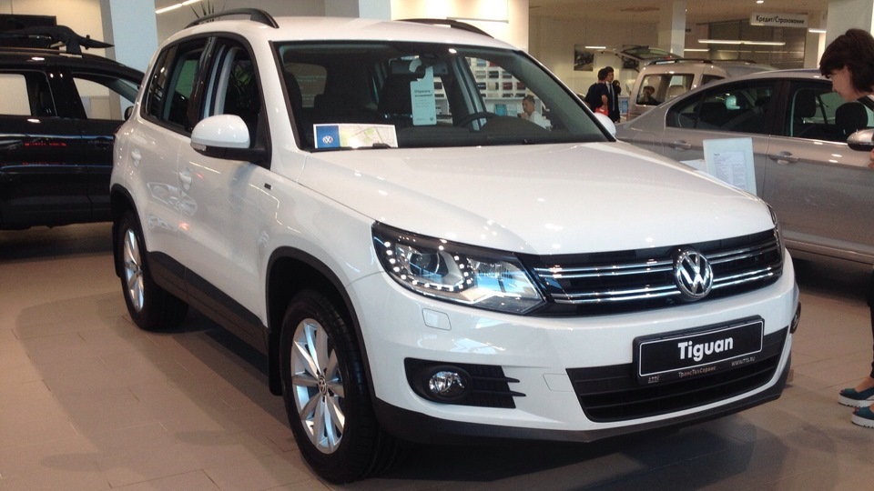 Тигуан 2.0. VW Tiguan 2.0. Tiguan 2015 2.0. Tiguan 2015. Tiguan Volkswagen 2015 комплектация.