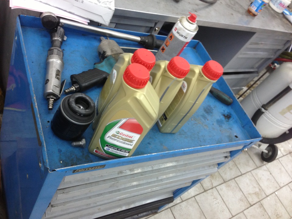 Масло, фильтр масляный, пробка. Салонный фильтр уже меняют. Он, кстати был более менее чистый по словам мастера. Но не солить же мне их. Поменял :) — Volkswagen Scirocco (3G)