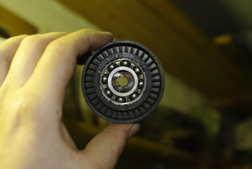 А вот обводной ролик, вообще сухой, представьте как он шумел. — Peugeot 607