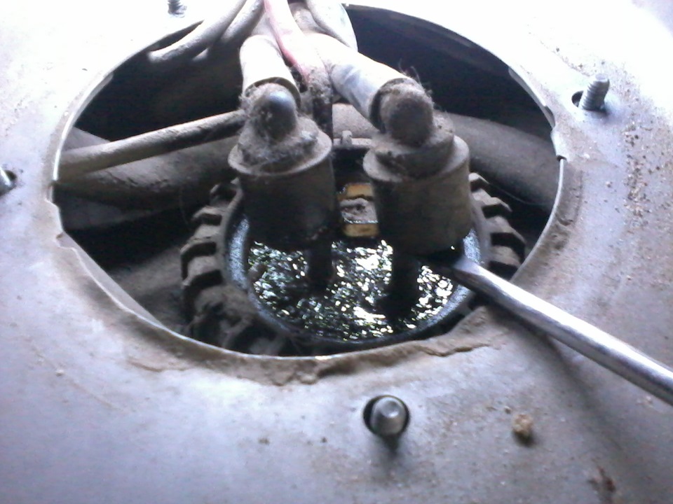 Грязный воздушный фильтр. Течет бензин через воздушный фильтр. Воздушная заслонка на бензотриммер. Течет бензин через воздушный фильтр. Винты холостого хода на карбюраторе мопеда альфа.