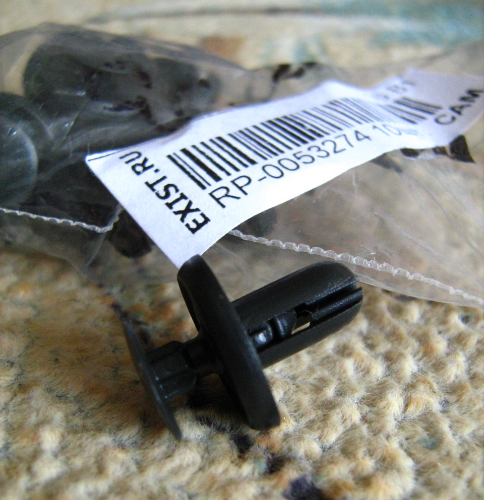 Берем клипсы, не знал какие нужны, поэтому заморочился с экзистом, потом нашел такие же визуально в авто супермаркете — Mitsubishi Colt V