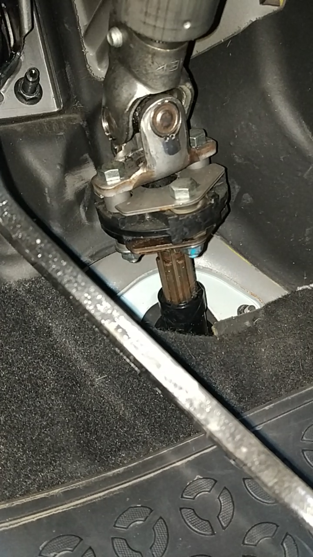 Камри 50 вал рулевой колонки. Стук рулевого вала ниссан х-трейл т32. Лансер 9 вибрация рулевой колонки. Смазать пыльник рулевого вала ниссан х-трейл т31. Рулевая колонка мазда сх5.