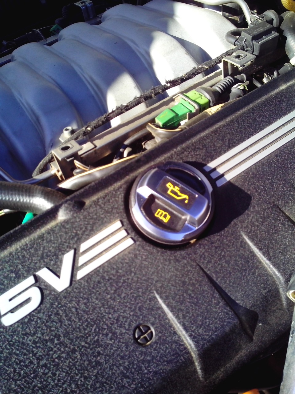 масляная крышка R8 — Audi A8 (D2), 3,7 л, 1999 года | запчасти | DRIVE2