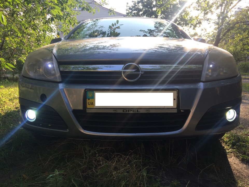 Поменял лампы с 6000 на 5000 кельвинов в ПТФ — Opel Astra H, 1,6 л ...