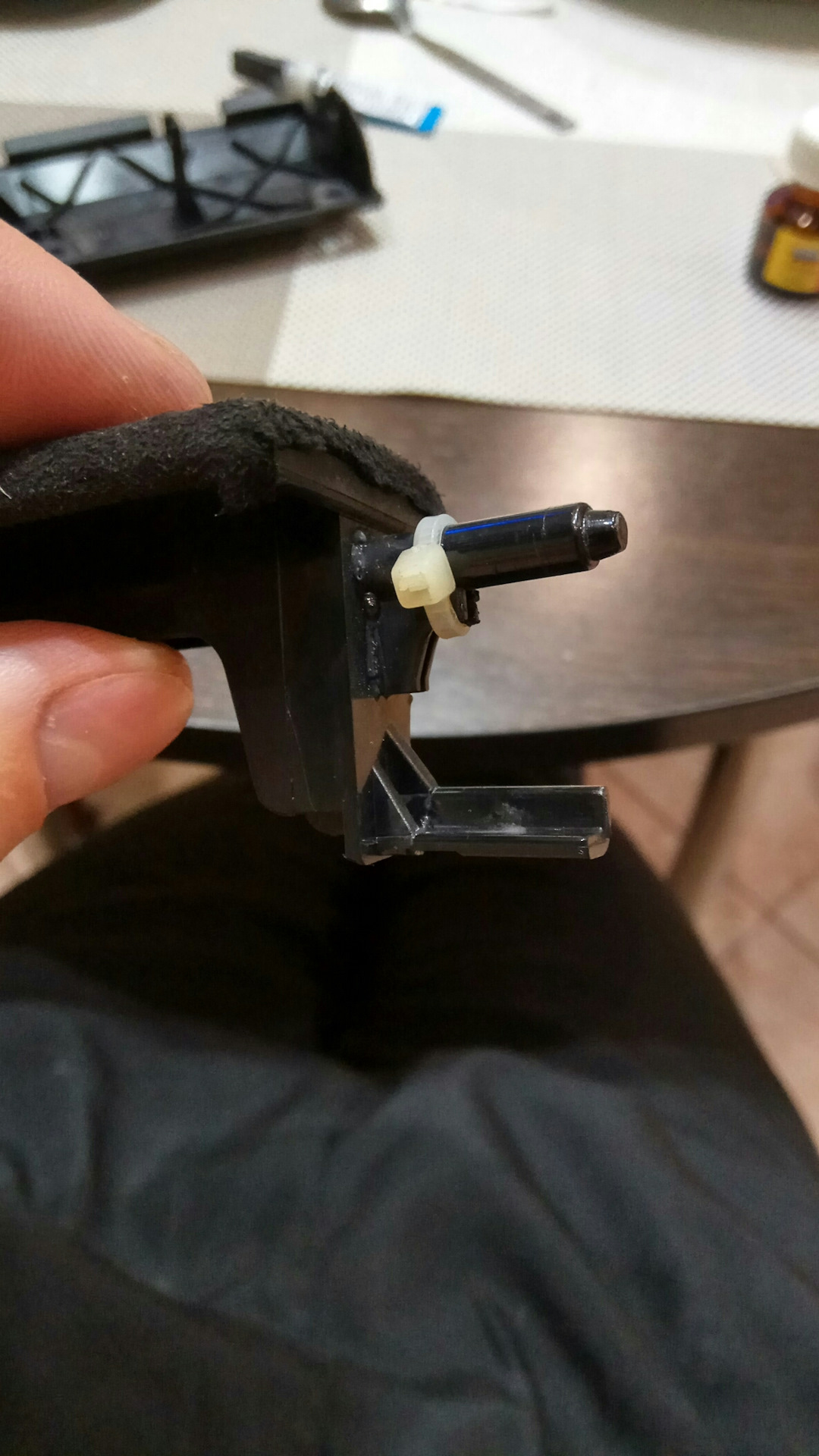 Петля бардачка мондео 3. Ручка бардачка byd f3. Сломалась ручка бардачка как открыть. Сломалась ручка бардачка как открыть. Замок бардачка мондео 3.