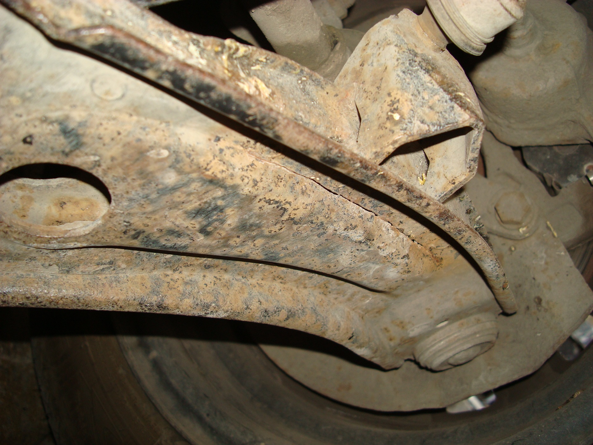 Ржавые металлические изделия. Ржавый болт с гайкой. Заржавевший рычаг. Ржавая гайка. Машины и механизмы.