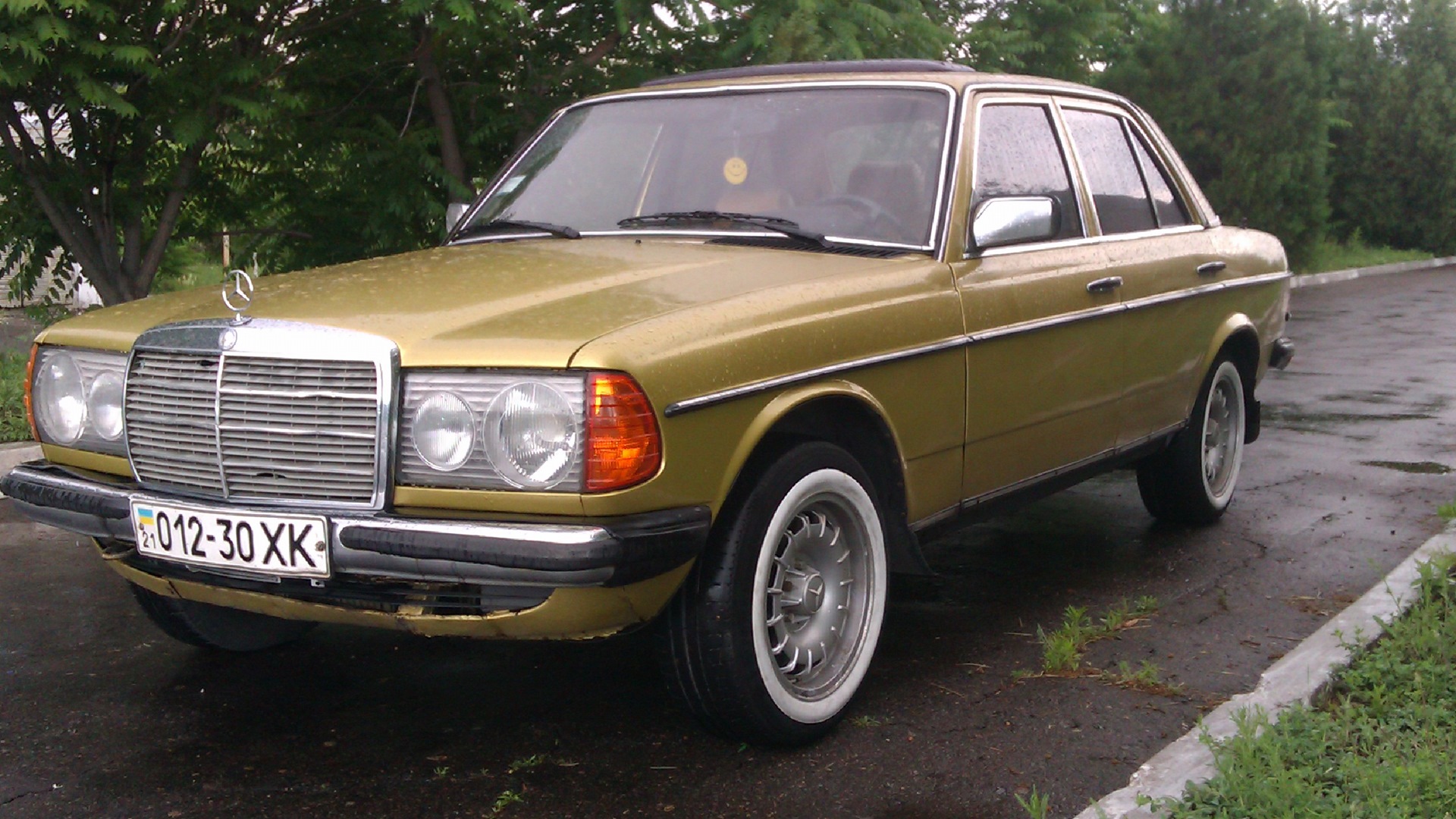 Mercedes-Benz W123 2.3 бензиновый 1977 | Золотой 2,3 автомат на DRIVE2