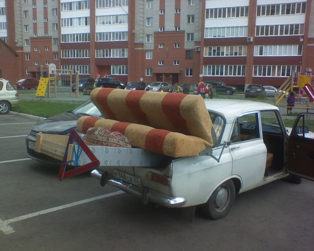 Москвич с диваном спереди