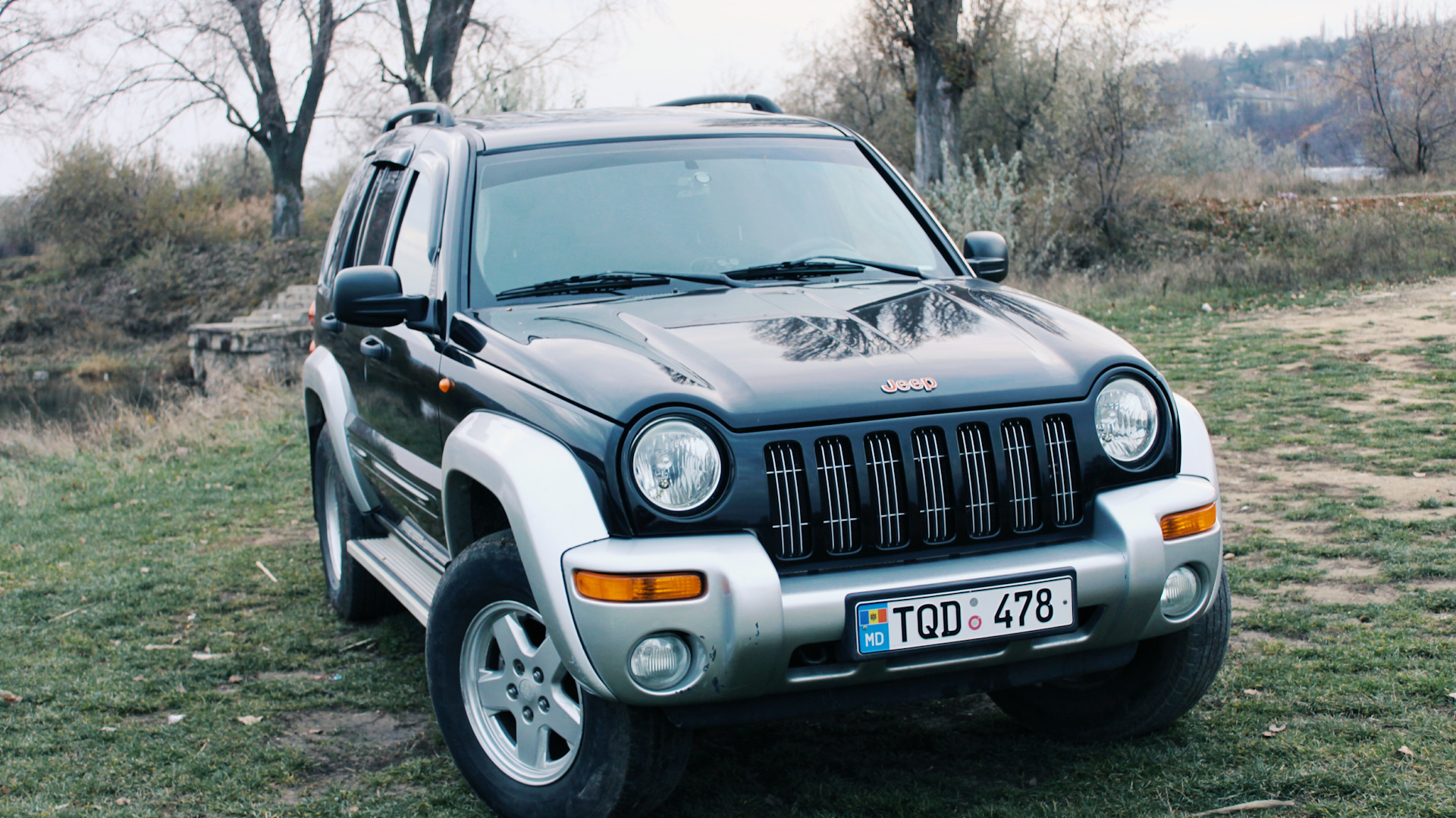 Jeep Cherokee 2004 с круглыми фарами