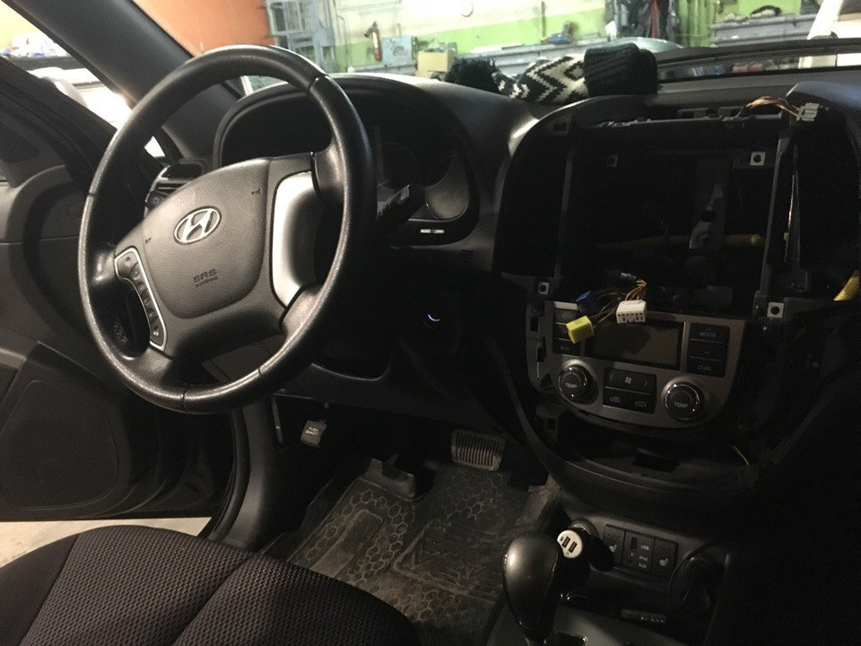 Установка ГУ (головного устройства)+камеры заднего вида — Hyundai Santa ...
