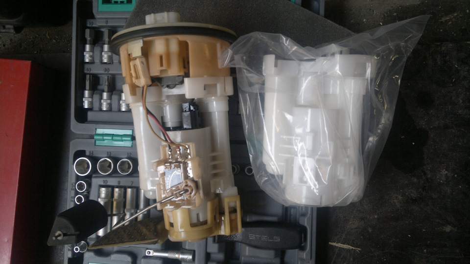 Замена топливного фильтра своими руками - Toyota bB (NCP30), 1,5 л, 2003 года св