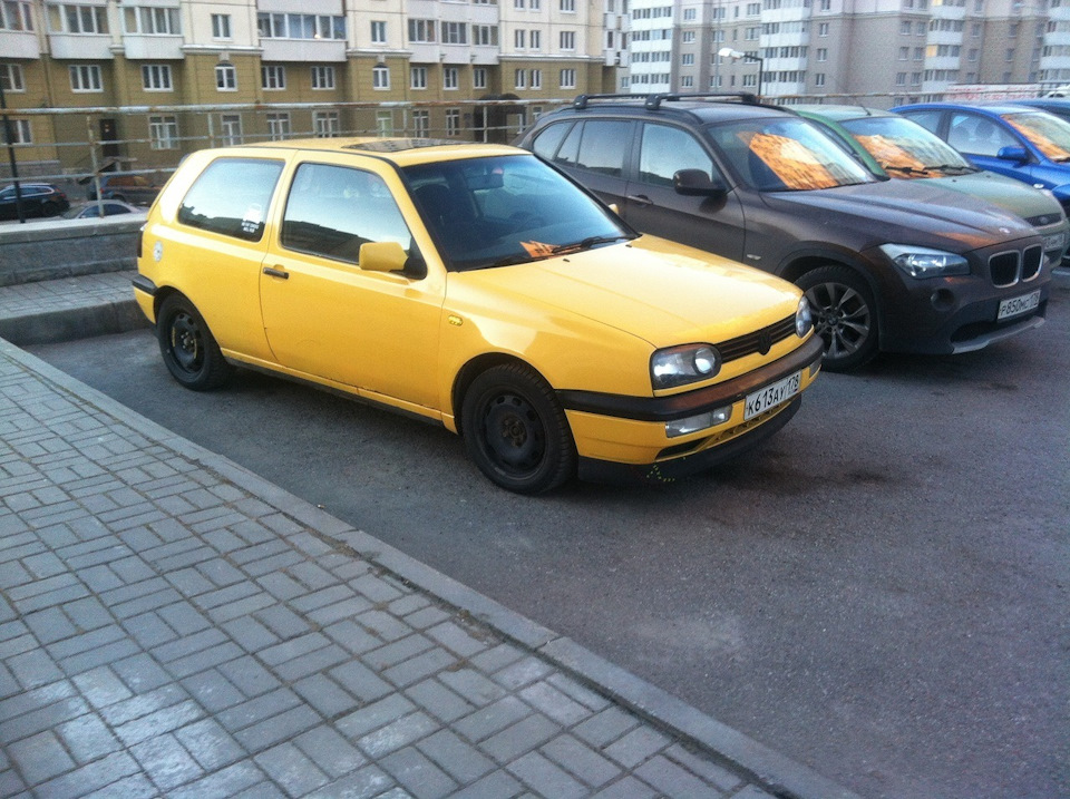 Volkswagen Golf 3 Р¶РµР»С‚С‹Р№