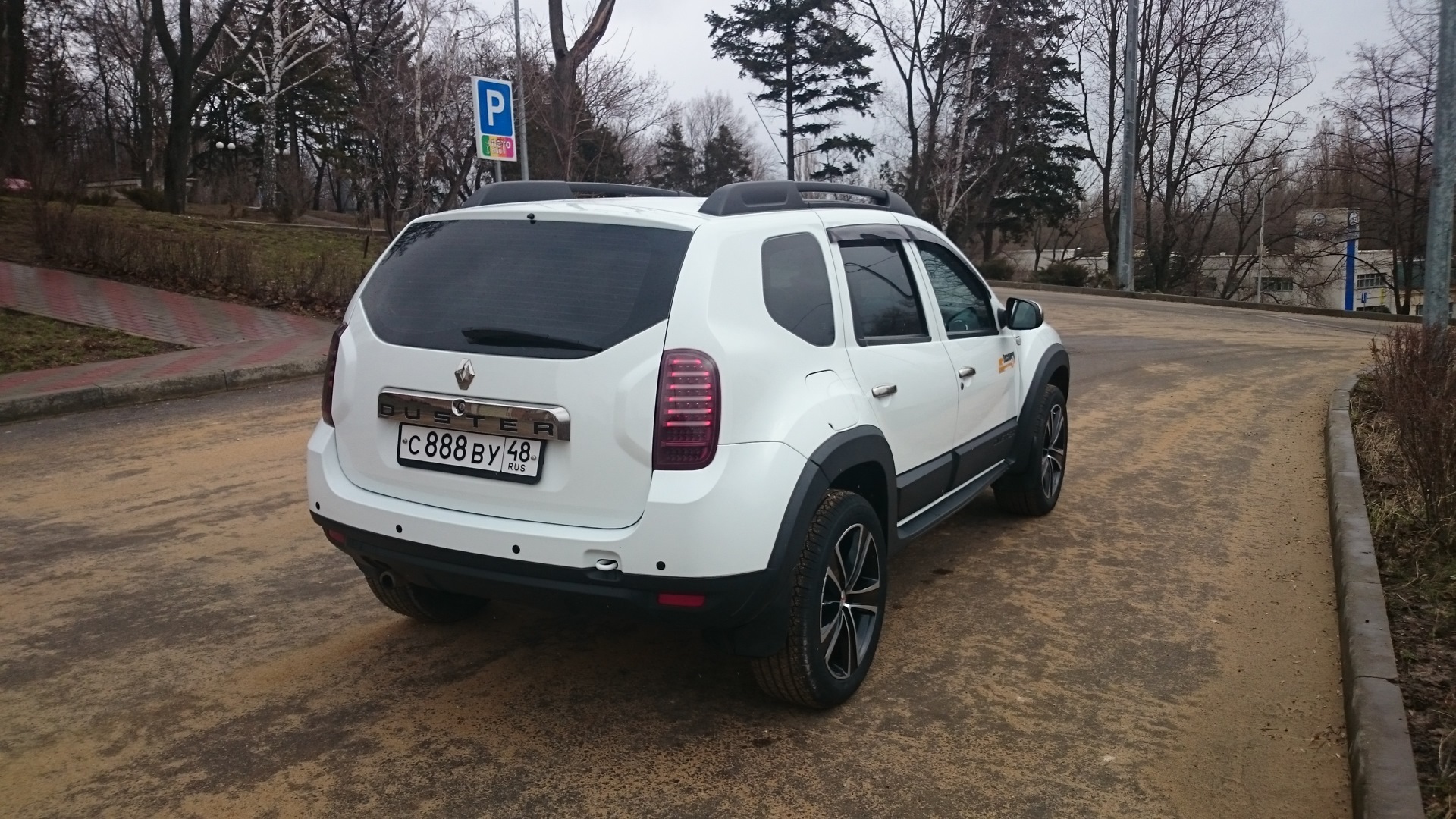 Рено дастер французской сборки. Номер дастер. Рено дастер белый с 102 регионом. Reno duster номер 610 крым. Дастер 2020 хаки.