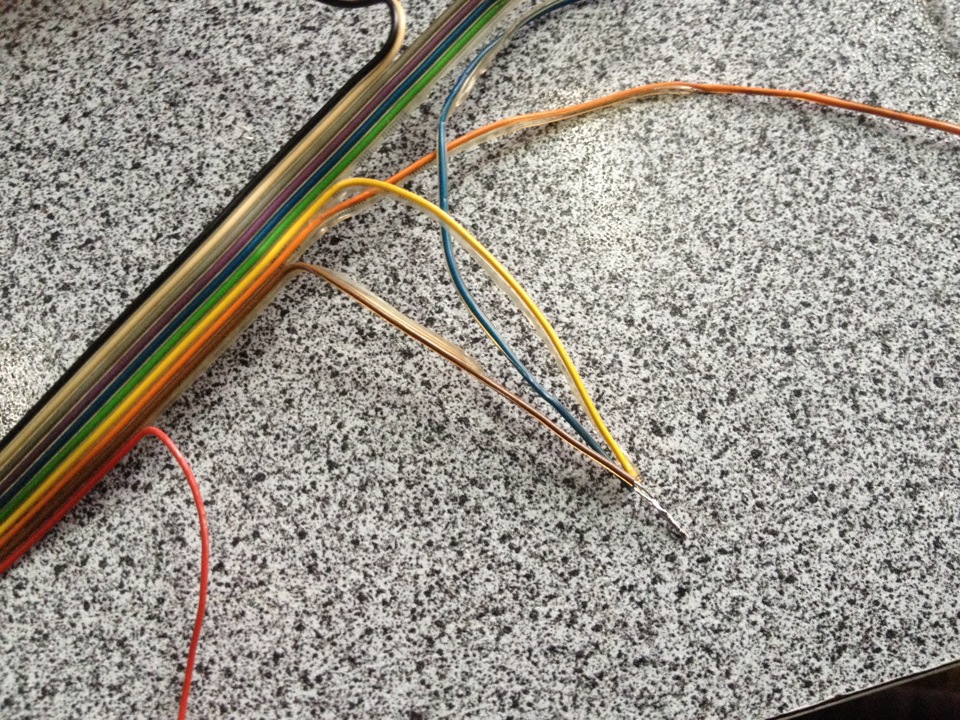 Для обмана лентопротяжного механизма на Reverse RDS BE3250, нужно замкнуть провода синий, жёлтый и коричневый — BMW 5 series (E39). Found on photo: BE3250
