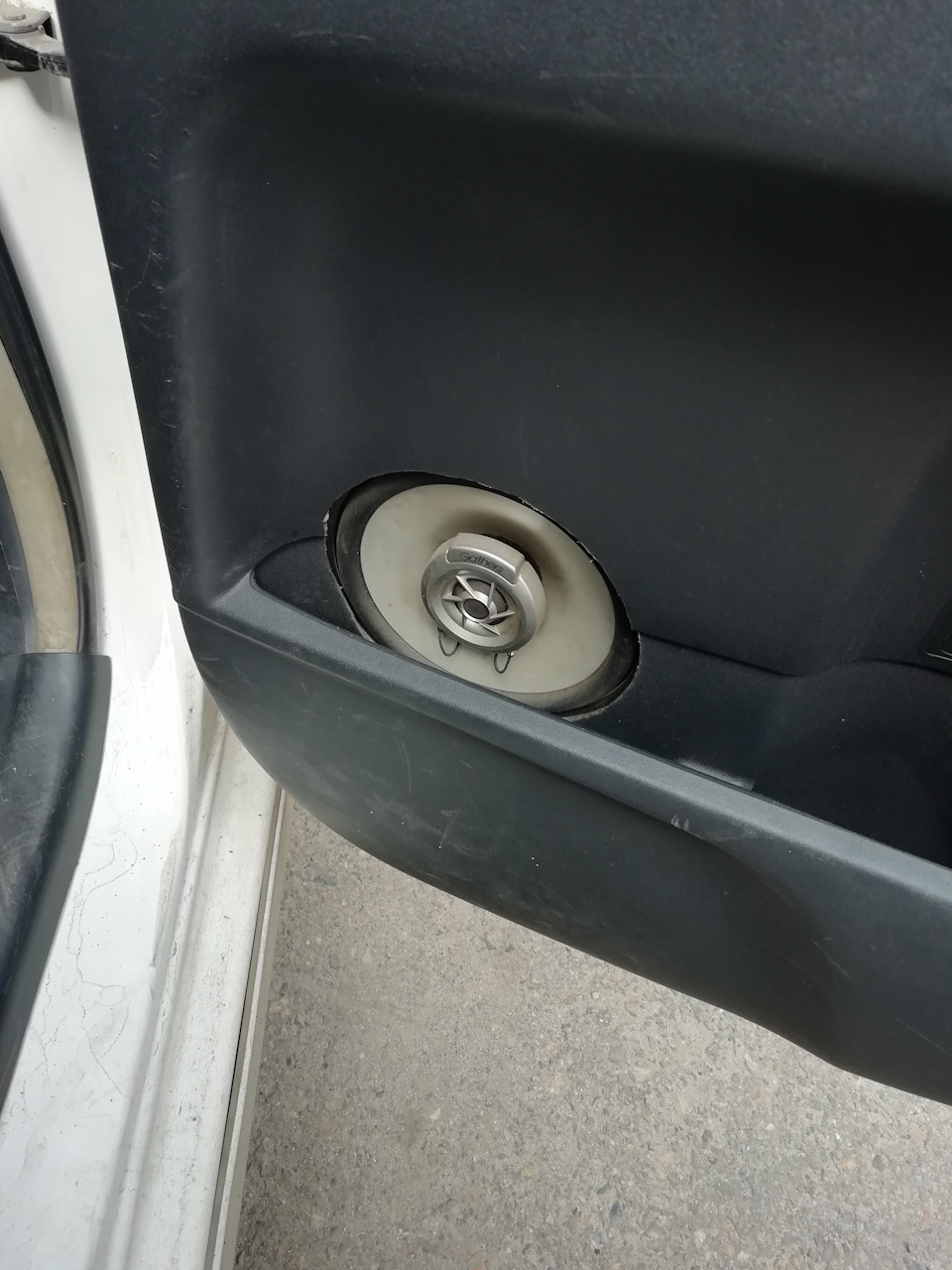 Динамики в задние двери — Toyota Vitz (90), 1,5 л, 2006 года | автозвук ...