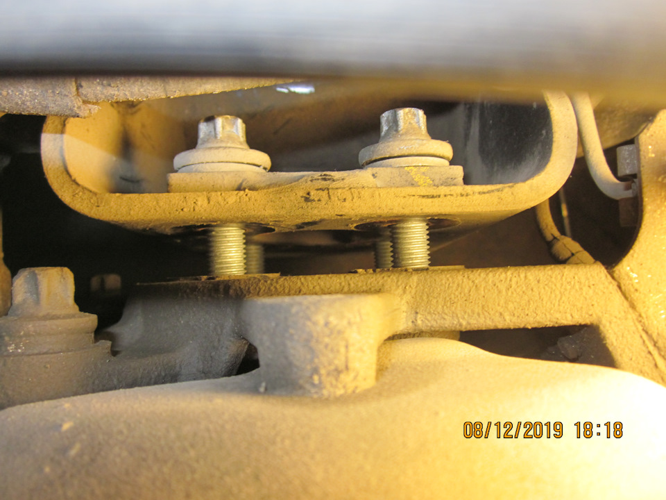 Каких-либо центрирующих элементов я не обнаружил. Всё держится на 4-ёх болтах М10*1,25… — Lada Vesta SW (1G)