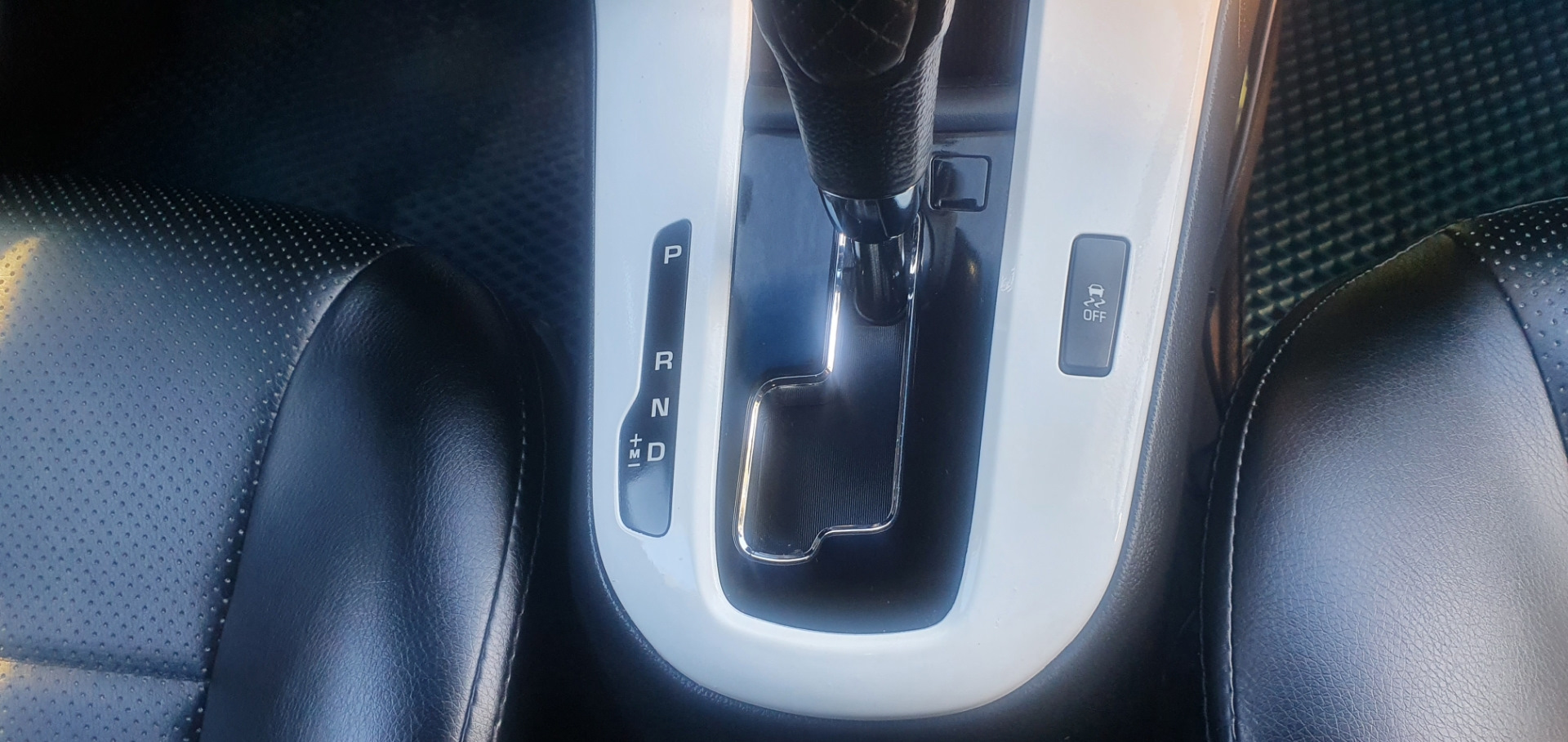 Кнопка открывания багажника в салоне — Chevrolet Cruze Station Wagon, 1 ...