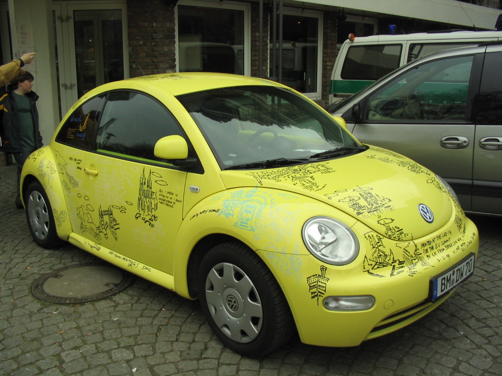 Volkswagen желтый. Фольксваген Битл желтый Жук. Beetle Volkswagen New желтый. Volkswagen New Beetle 2. Volkswagen New Beetle, 2.0 л., 2000 года.