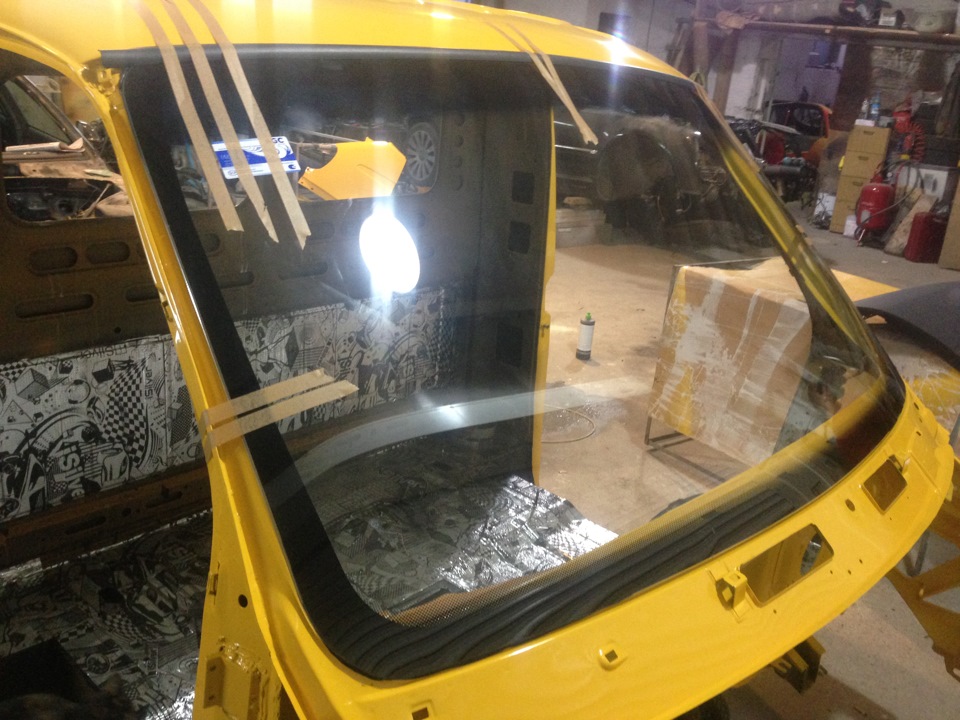 Замена лобового стекла газель 3302. Лобовое стекло газель 3302. Рамка ветрового стекла газель бизнес. Как перевозить лобовое стекло на газели. Рамка лобового стекла газ 3302.