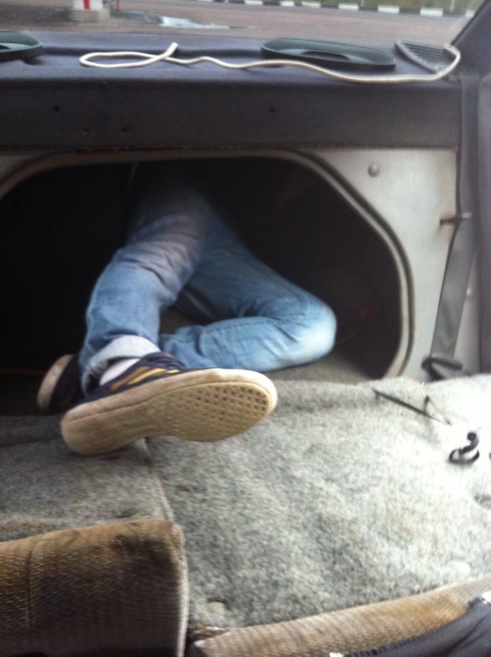 Порвался тросик багажника, выход… Лежа ковырять замок) 10 мин. И все ok ...