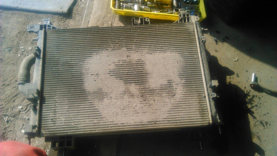 Патрубок антифриза. Греется двигатель при включенном кондиционере. Мотор греется когда включаешь кондиционер. Греется двигатель при включенном кондиционере. Чистка радиатора солярис 2021.