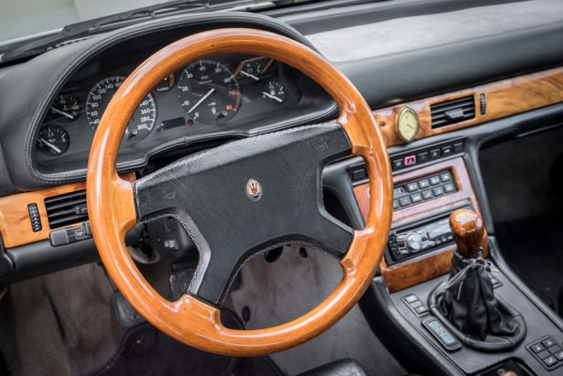 Над магнитофоном — консоль управления кондиционером. Выше — хлипкие кнопки из вышестоящего абзаца — Maserati Ghibli II