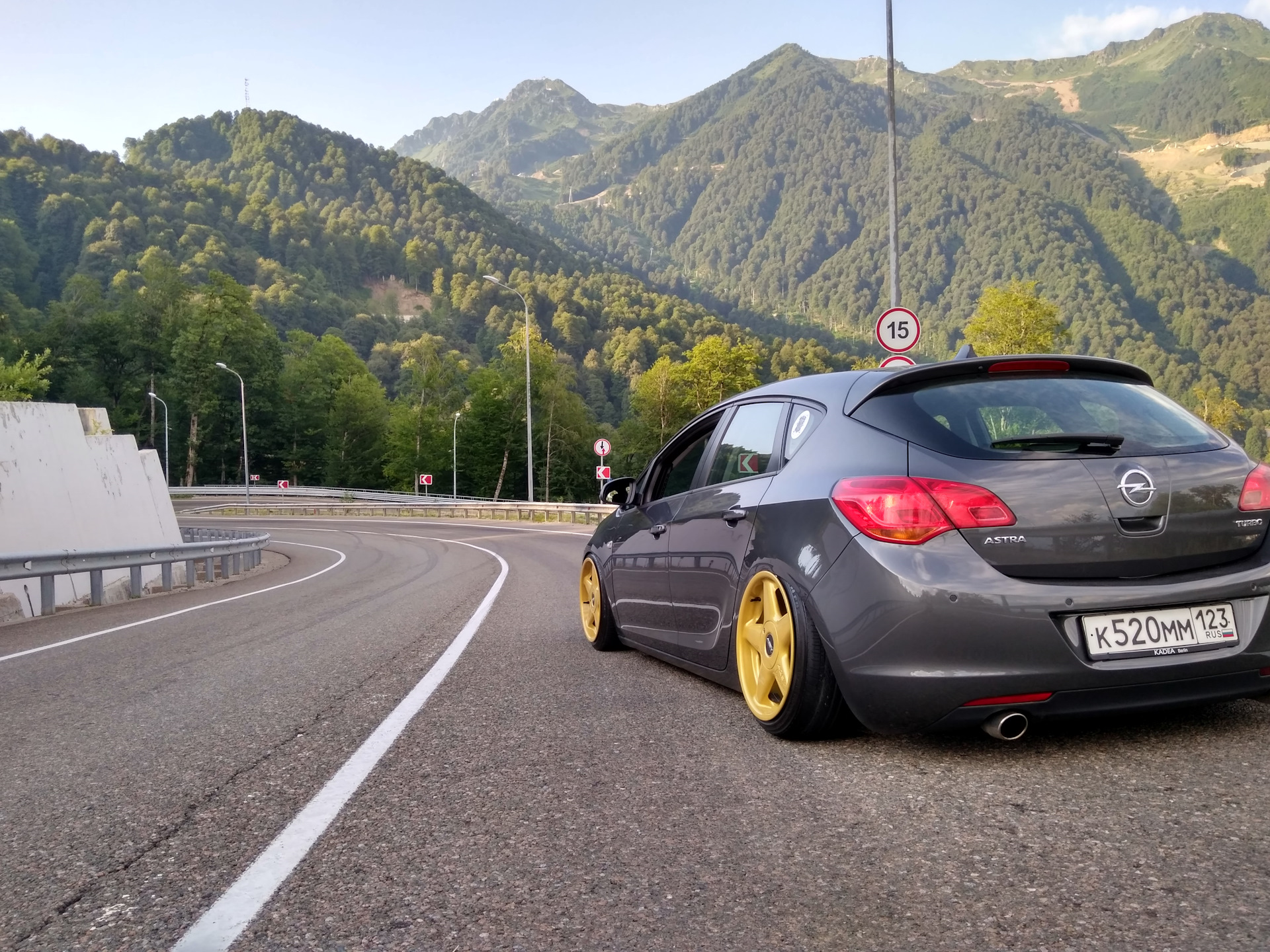 Opel Astra stance