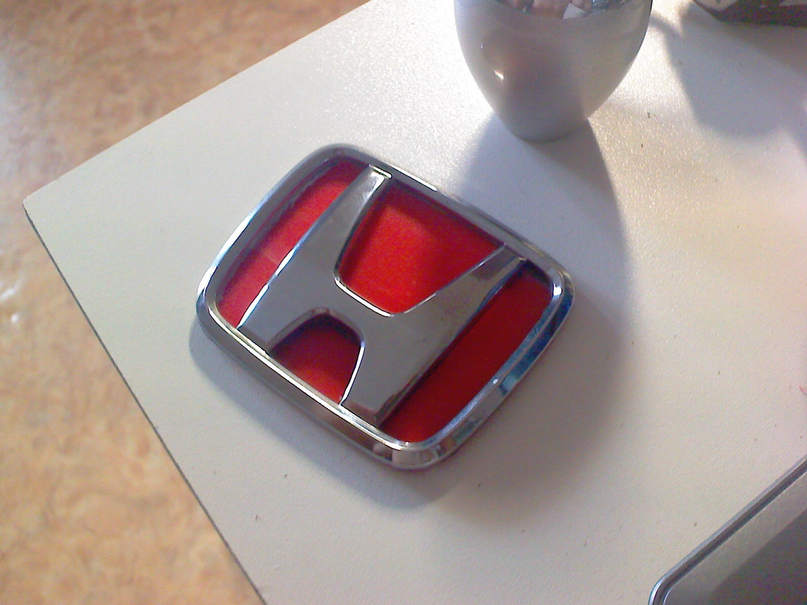 Шильдик honda. Хонда Аккорд 7 красный шильдик на решётку радиатора. Шильдик Хонда фит. Св 1300 шильдики Хонда. Красный шильдик Хонда СРВ.