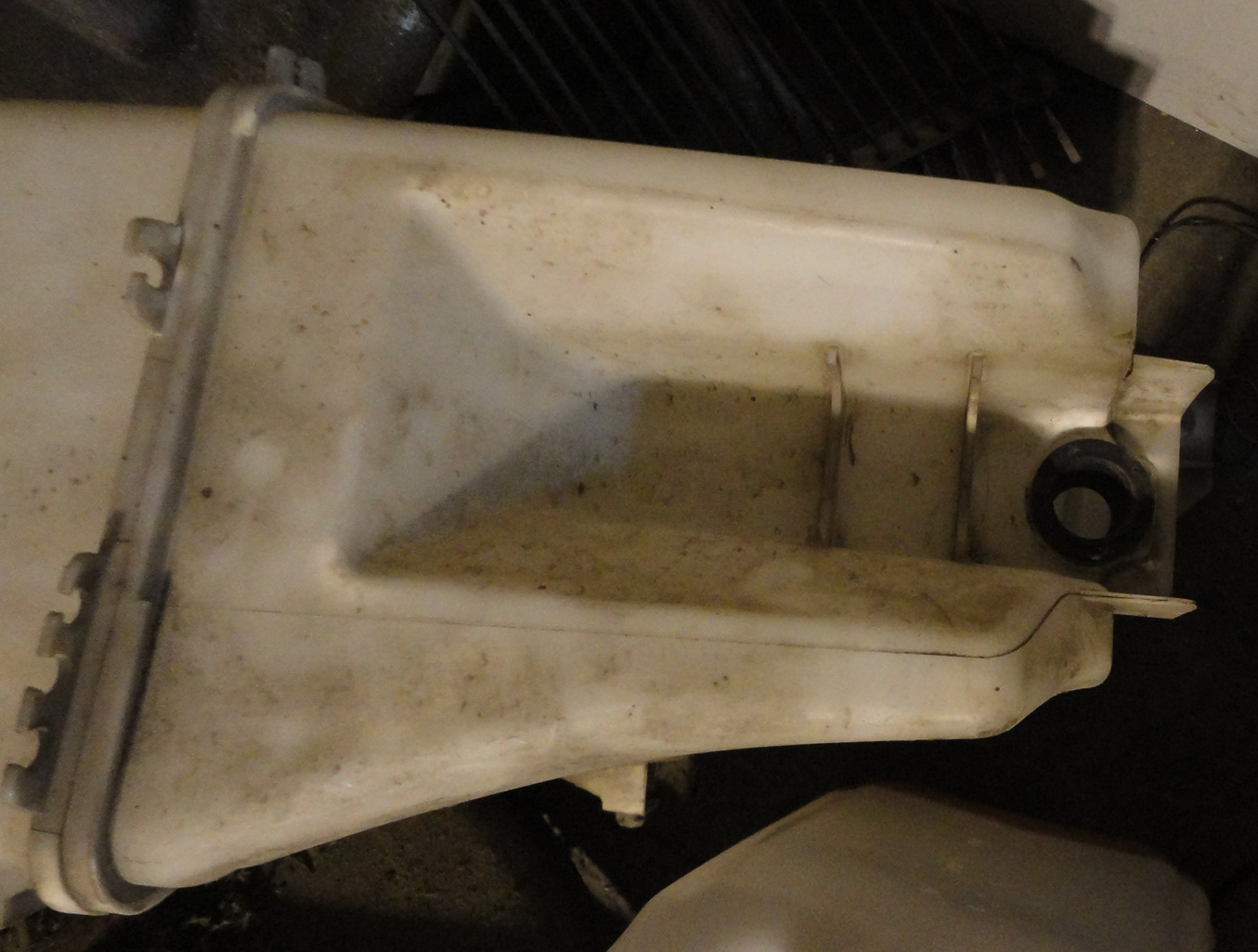 Бачок омывателя — Nissan Tiida (1G), 1,6 л, 2012 года | своими руками ...