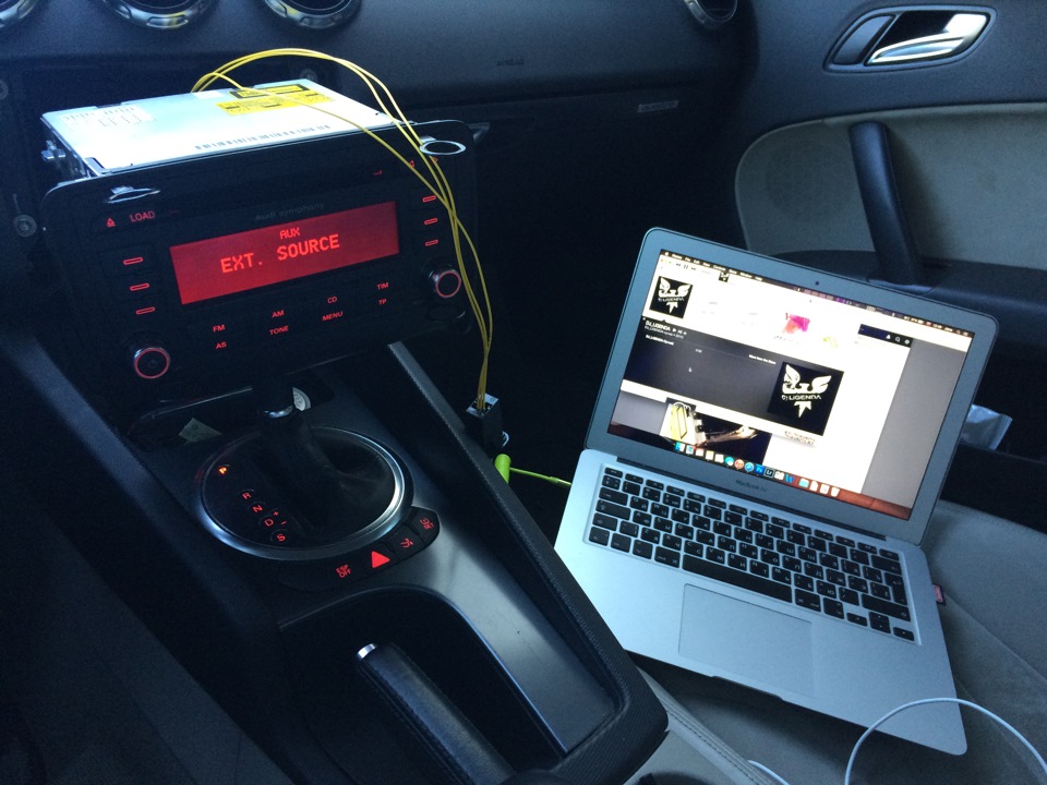 Аукс ауди. Audi TT aux. Aux на Ауди а1. A1 Audi активация aux. Аукс Ауди рс3.