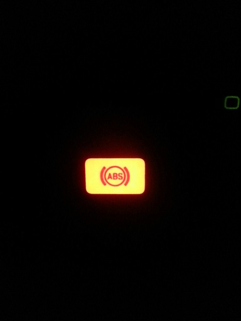 Машина восклицательный знак на панели приборов. Контрольная лампа АБС УАЗ. АБС КАМАЗ контрольная лампа АБС. АБС КАМАЗ 6520 контрольная лампа АБС. Лампочка АБС на панели Аксор.