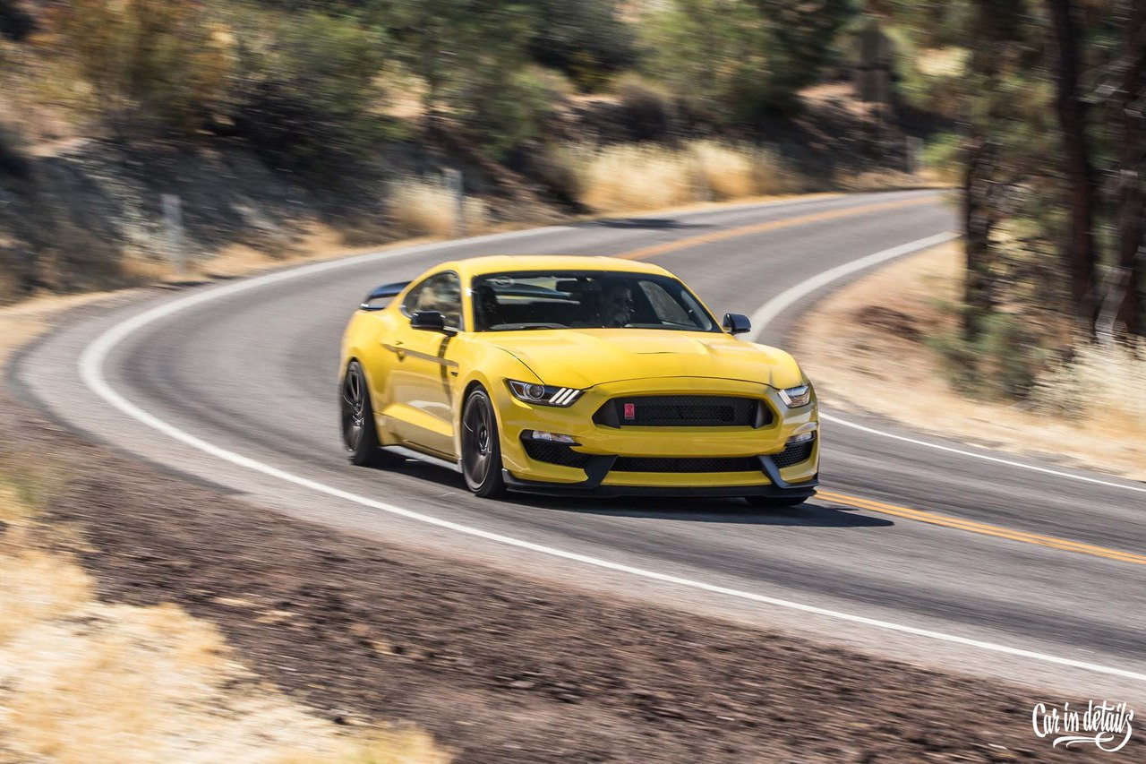 Ford Shelby gt350r Yellow