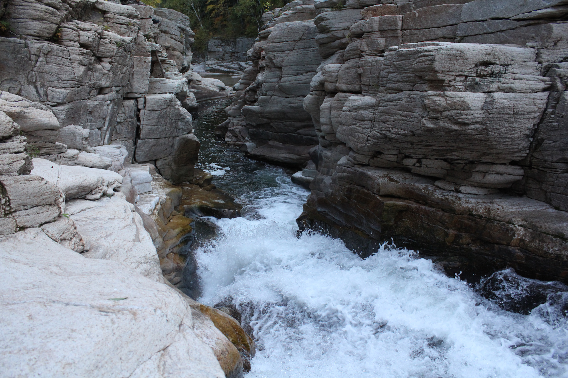 Порог на реке это. Милоградово пороги. Водопад на реке Кизир. Милоградово Приморский край водопады. Бухта камень Милоградово.