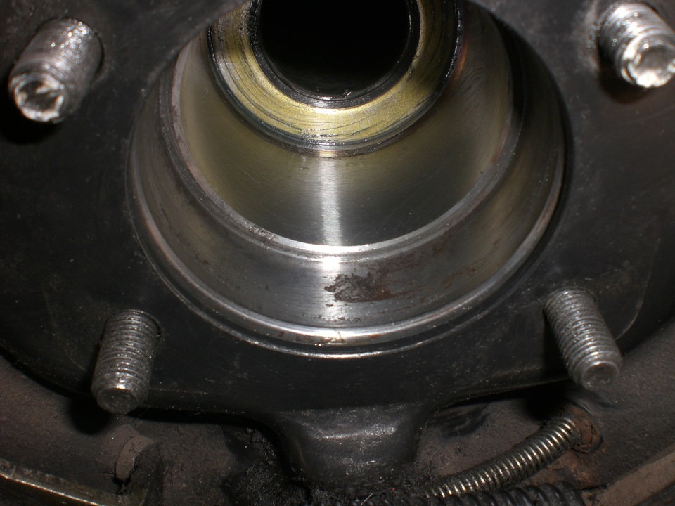 Посадочное вроде живое, выработки нет. Есть чутка ржавчины, но она тут давно) — SsangYong Musso