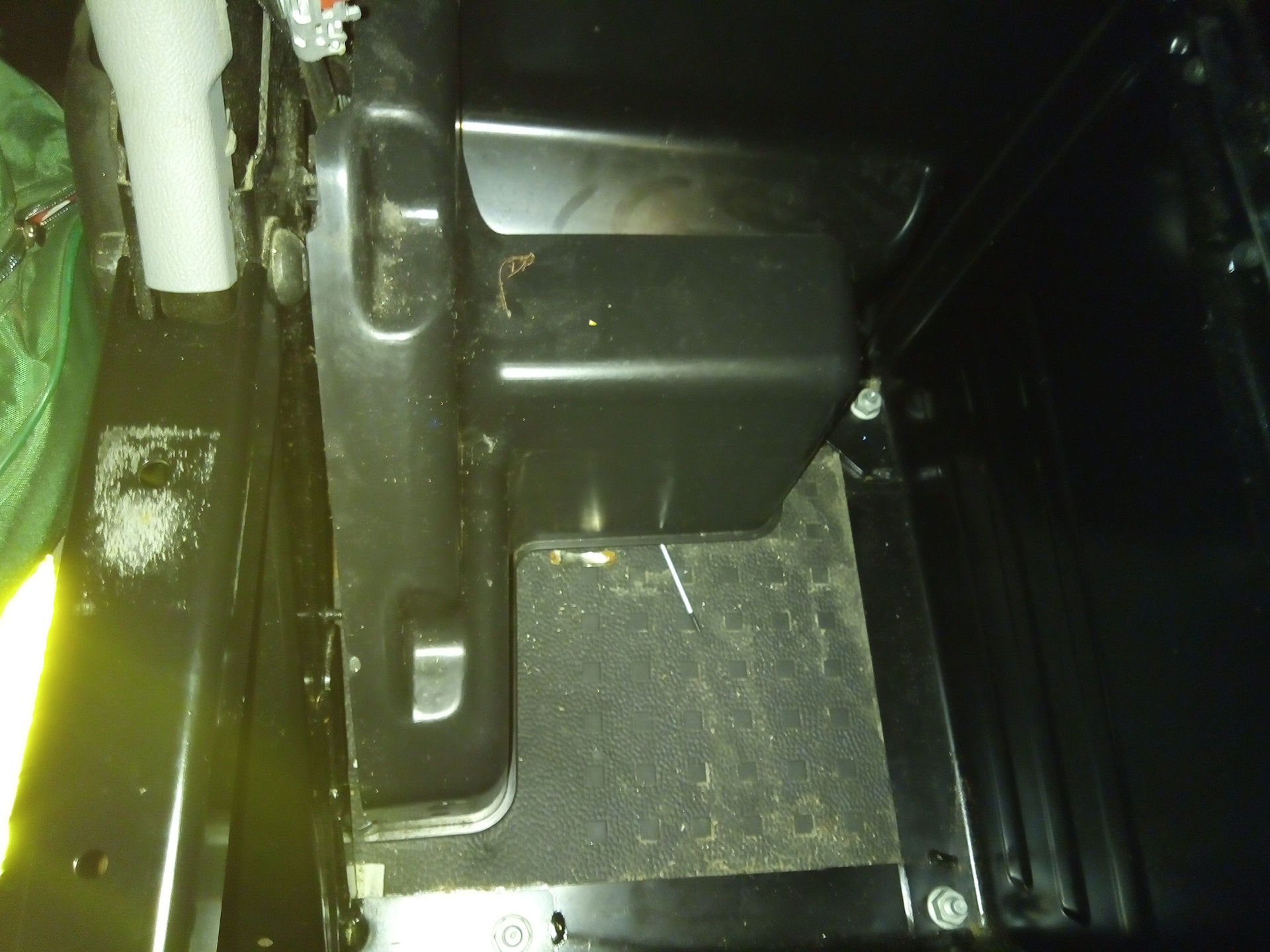 Под пассажирским. T5gp блок под сиденьем пассажира. Пенопластовый блок под пассажирским сиденьем фольксваген поло. Мокро в ногах переднего пассажира. Сабвуфер под пассажирским сиденьем хонда срв 3.