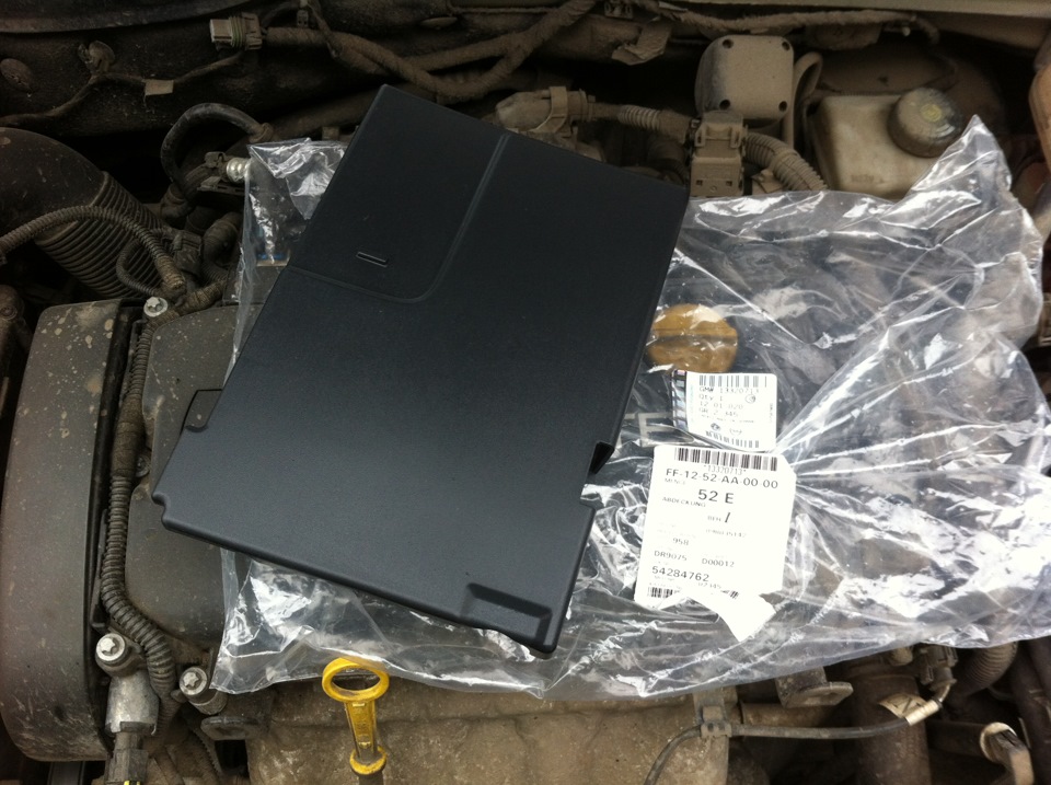 КРЫШКА АКБ — Opel Astra H, 1,8 л, 2012 года | аксессуары | DRIVE2
