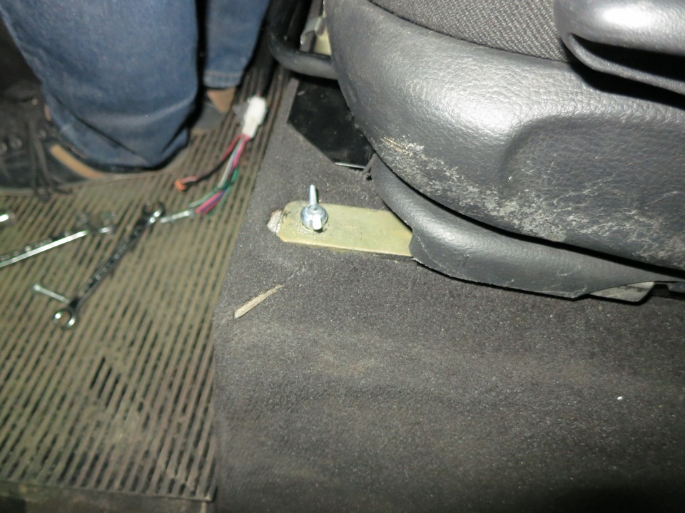 усилитель под сиденье тигуан. вито 638 под водительским сиденьем.
