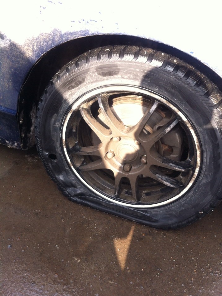 Заднее колесо грузовика. Покрышка от камаза. Отрыв колеса на ходу. Оторвалось колесо. Убило колесом.