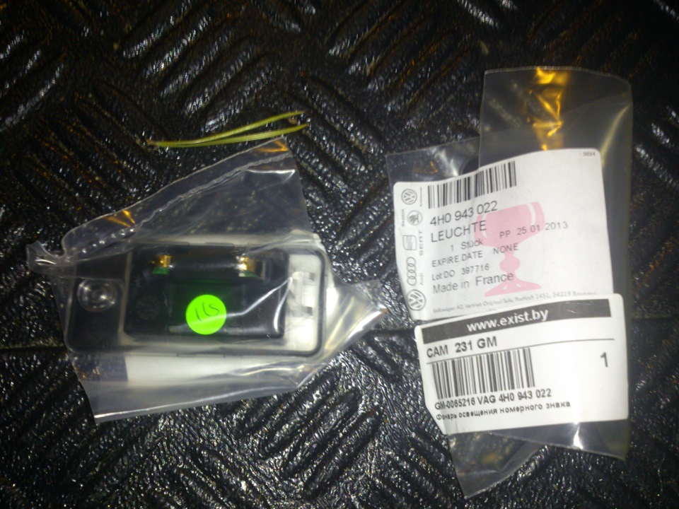 1, 2. Фонарь подсветки номерного знака — Audi A6 (C6). Запчасти на фото: 4H0943022