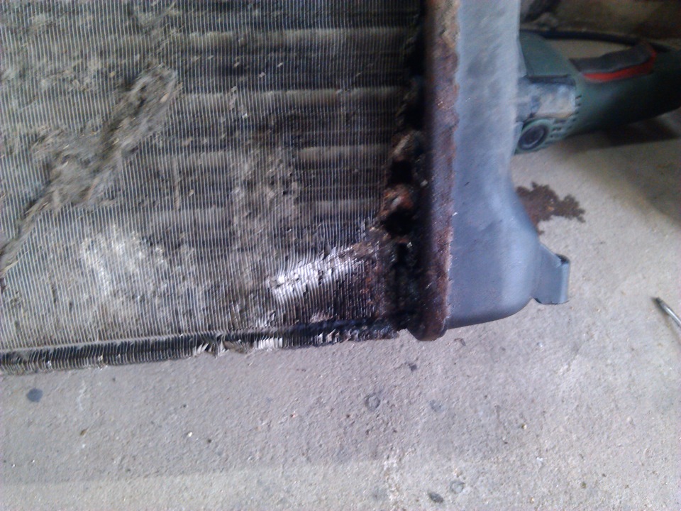 Радиатор печки приора потек. Потек радиатор miles. Потёк радиатор охлаждения. Радиатор клюгер течь снизу. Течет под радиатором.