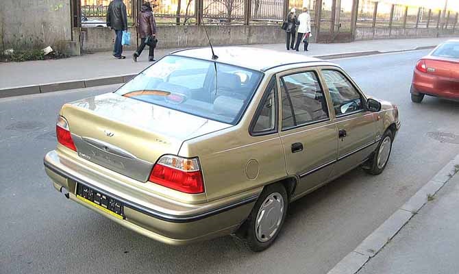 Как пишется дэу нексия по английскому. 88f0f6cs 960. Как пишется дэу нексия по английскому фото. Как пишется дэу нексия по английскому-88f0f6cs 960. картинка Как пишется дэу нексия по английскому. картинка 88f0f6cs 960. В свое время Daewoo Nexia была занозой под ногтем не только у дилеров автомобилей из Тольятти, но и у продавцов на вторичном рынке: довольно большой, весьма доступный и очень дешевый в эксплуатации седан тут же снискал любовь и таксистов, и «рядовых» граждан. За минимум денег машина могла предложить не только большой багажник, но и какое-никакое зарубежное происхождение, «электропакет» и даже такую «роскошь», как кондиционер. Однако история разработки и дальнейшая хронология производства Daewoo Nexia столь запутана, что по этому поводу существует множество малоизвестных фактов и распространённых ошибочных утверждений. Сегодня мы будем разбираться в том, под какими названиями и как долго выпускался этот автомобиль, как он попал в Узбекистан и почему некоторые небезосновательно считают Нексию примитивной.