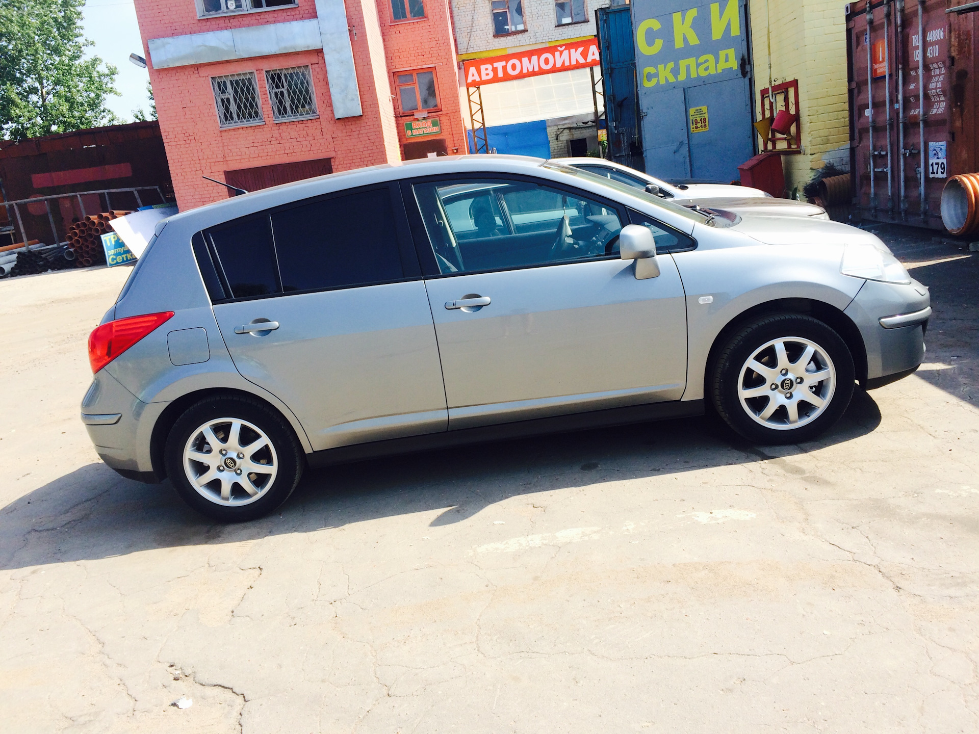 Диски 2008. Nissan Tiida r16. Ниссан Тиида r 16. Nissan Tiida диски r16. Колеса r16 Nissan Tiida.