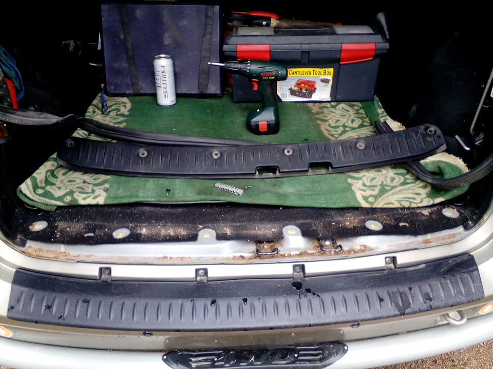 Ржавчина под резинкой задних дверей. — Lada Ларгус, 1,6 л, 2013 года ...