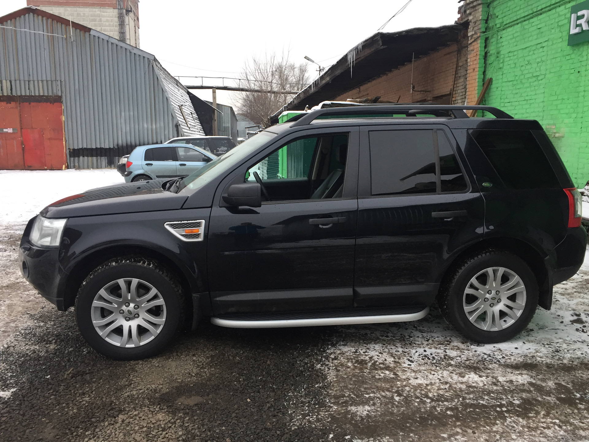 Порог freelander 2. Freelander 2 пороги. Установка порогов ленд Ровер Фрилендер.