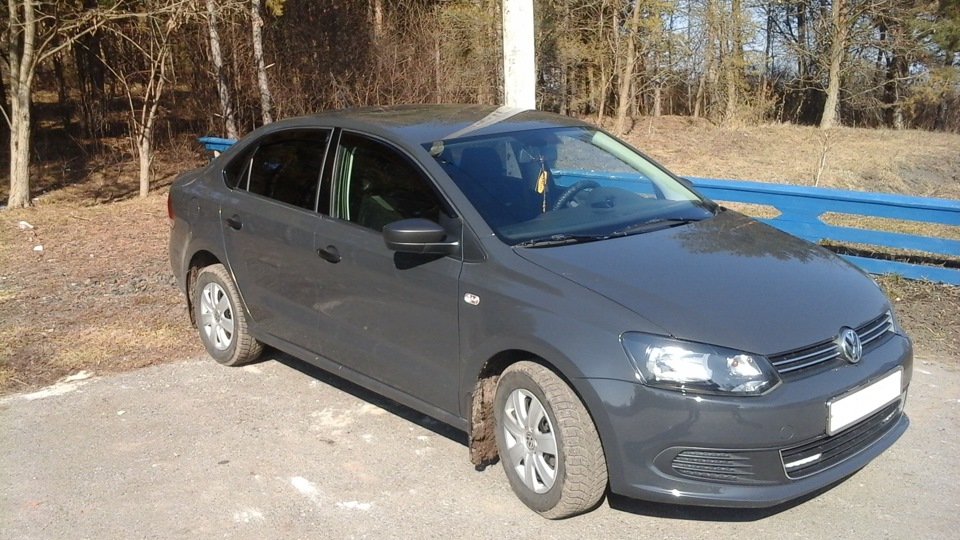 VW Polo sedan серый