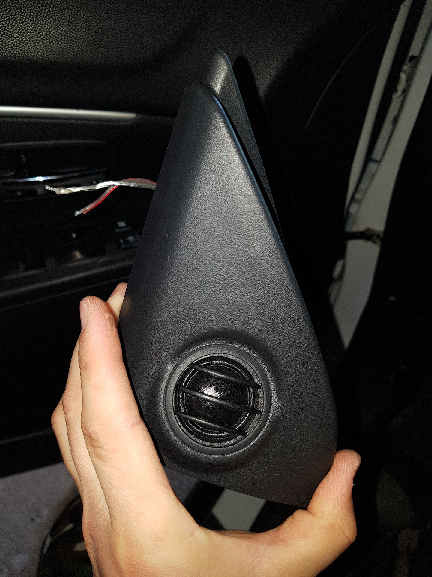 Крепление твиттера ланцер 10. Твитеры для mitsubishi asx. Пищалки митсубиси. Пищалки митсубиси. Пищалки белый фон.