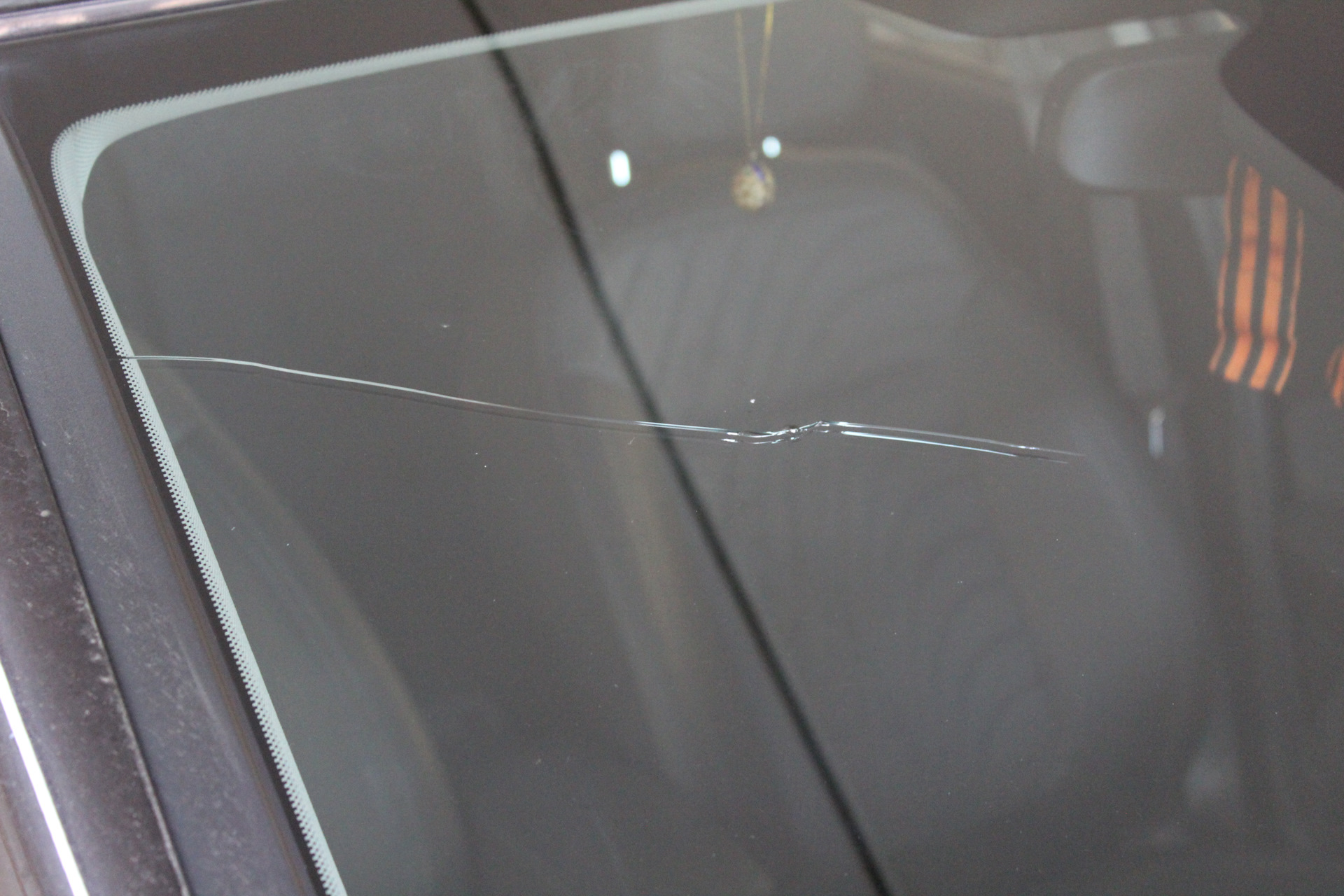 Трещина на лобовом стекле автомобиля