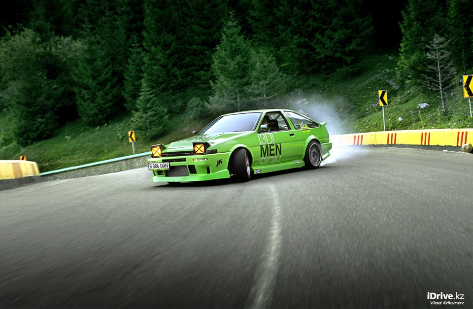 Touge drift. Touge ае86. Ae86 Drift Touge. Дрифт зеленый. Дрифт на серпантине в Японии.